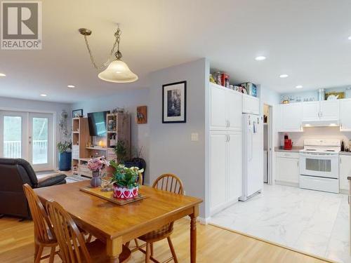 5930 Mowat Ave, Powell River, BC - Indoor Photo Showing Dining Room