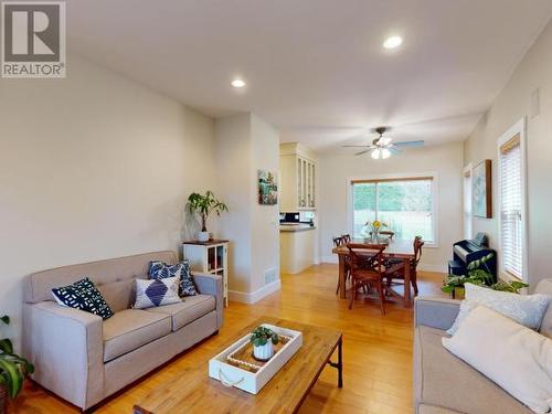 3378 Yew Kwum Place, Powell River, BC - Indoor Photo Showing Living Room