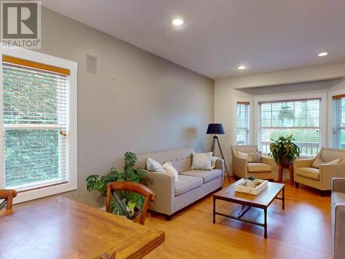 3378 Yew Kwum Place, Powell River, BC - Indoor Photo Showing Living Room