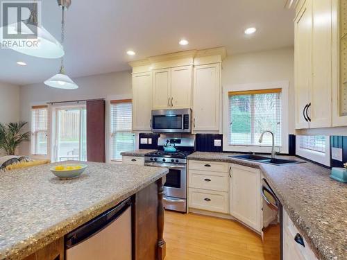 3378 Yew Kwum Place, Powell River, BC - Indoor Photo Showing Kitchen