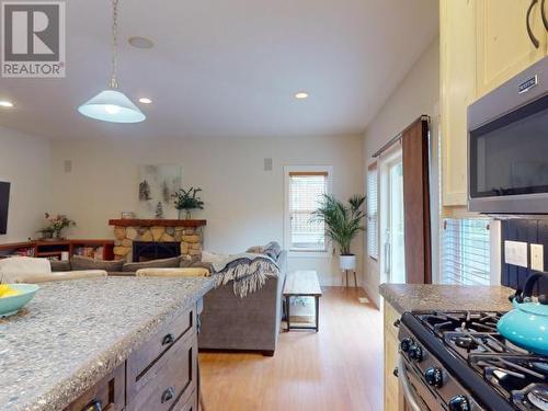 3378 Yew Kwum Place, Powell River, BC - Indoor Photo Showing Kitchen