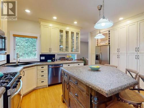 3378 Yew Kwum Place, Powell River, BC - Indoor Photo Showing Kitchen