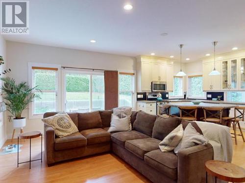 3378 Yew Kwum Place, Powell River, BC - Indoor Photo Showing Living Room