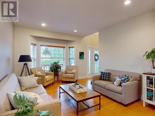 3378 Yew Kwum Place, Powell River, BC - Indoor Photo Showing Living Room