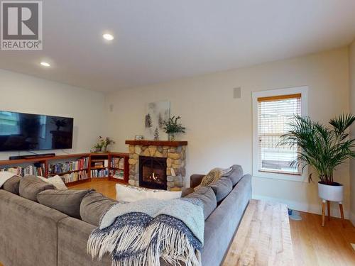 3378 Yew Kwum Place, Powell River, BC - Indoor Photo Showing Living Room With Fireplace