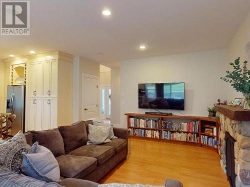 3378 Yew Kwum Place, Powell River, BC - Indoor Photo Showing Living Room