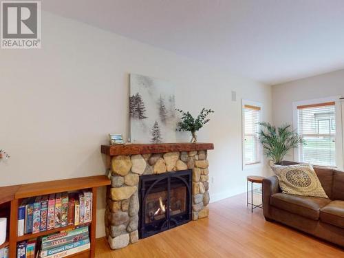 3378 Yew Kwum Place, Powell River, BC - Indoor Photo Showing Living Room With Fireplace