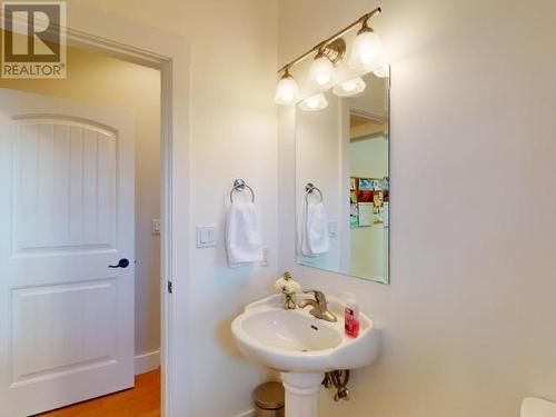 3378 Yew Kwum Place, Powell River, BC - Indoor Photo Showing Bathroom