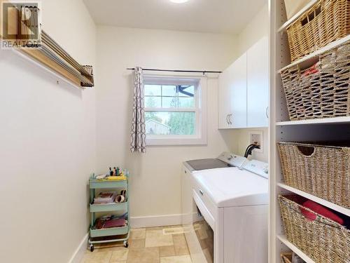 3378 Yew Kwum Place, Powell River, BC - Indoor Photo Showing Laundry Room