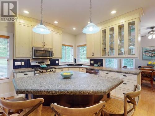 3378 Yew Kwum Place, Powell River, BC - Indoor Photo Showing Kitchen