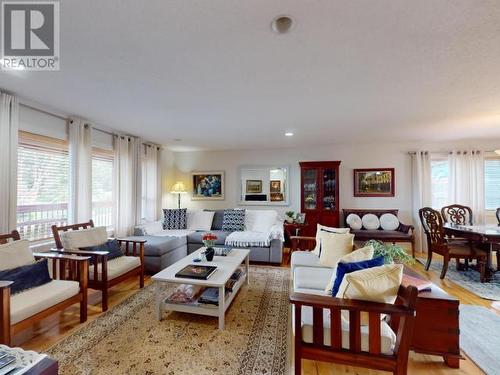 7068 Royston Street, Powell River, BC - Indoor Photo Showing Living Room