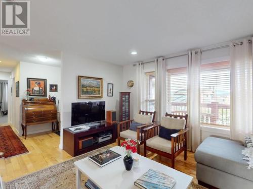 7068 Royston Street, Powell River, BC - Indoor Photo Showing Living Room