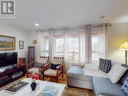 7068 Royston Street, Powell River, BC - Indoor Photo Showing Living Room