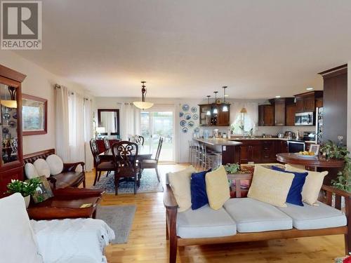 7068 Royston Street, Powell River, BC - Indoor Photo Showing Living Room