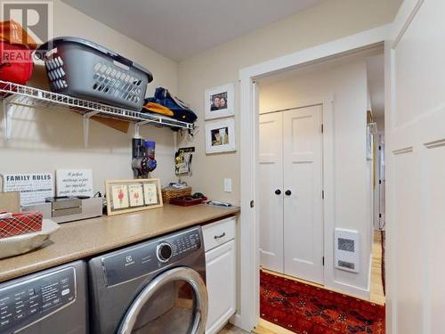 7068 Royston Street, Powell River, BC - Indoor Photo Showing Laundry Room