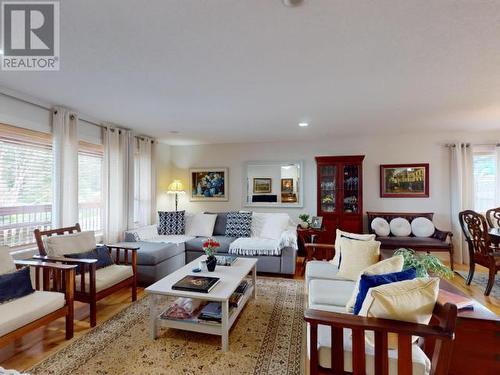 7068 Royston Street, Powell River, BC - Indoor Photo Showing Living Room