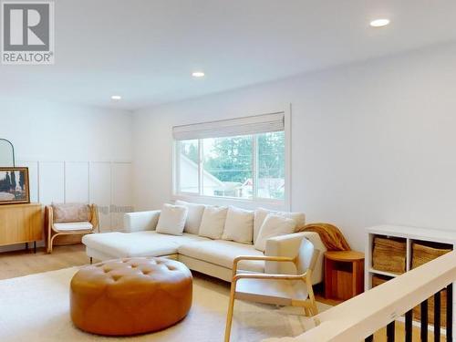 4744 Manson Ave, Powell River, BC - Indoor Photo Showing Living Room