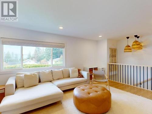 4744 Manson Ave, Powell River, BC - Indoor Photo Showing Living Room