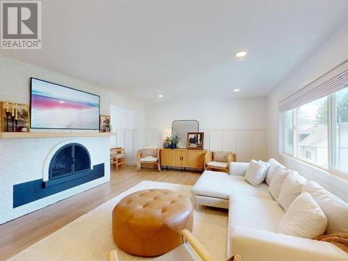 4744 Manson Ave, Powell River, BC - Indoor Photo Showing Living Room