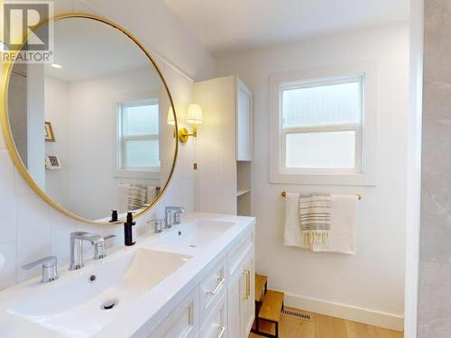 4744 Manson Ave, Powell River, BC - Indoor Photo Showing Bathroom