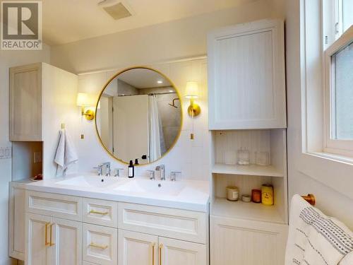 4744 Manson Ave, Powell River, BC - Indoor Photo Showing Bathroom