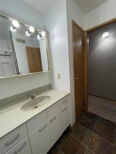 202 6Th Avenue S, Swan River, MB - Indoor Photo Showing Bathroom