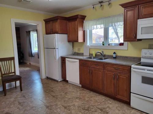 144 1St Avenue S, Rorketon, MB - Indoor Photo Showing Kitchen With Double Sink