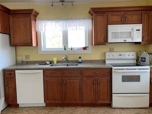 144 1St Avenue S, Rorketon, MB - Indoor Photo Showing Kitchen With Double Sink