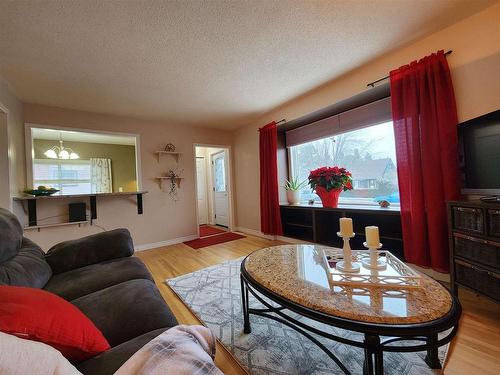 26 Gresley Court, Thunder Bay, ON - Indoor Photo Showing Living Room