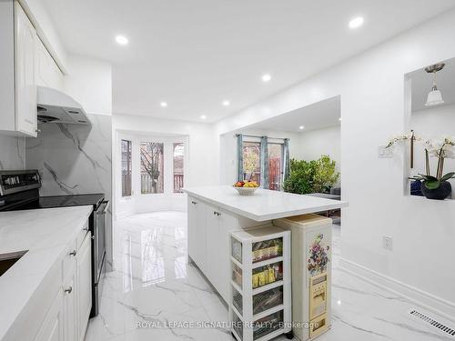 433 Tailfeather Cres, Mississauga, ON - Indoor Photo Showing Kitchen