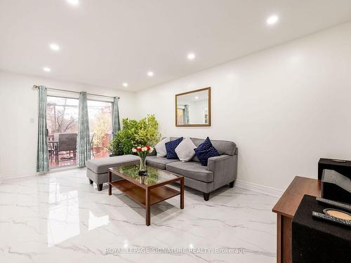 433 Tailfeather Cres, Mississauga, ON - Indoor Photo Showing Living Room