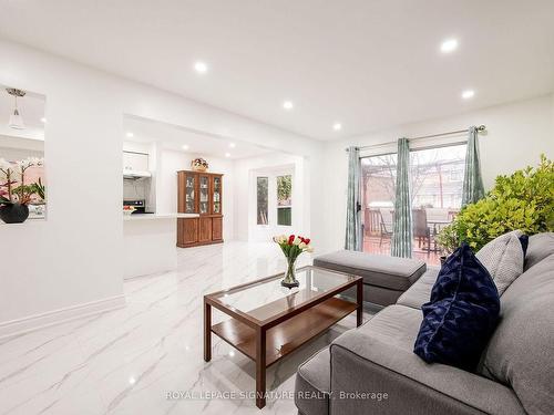 433 Tailfeather Cres, Mississauga, ON - Indoor Photo Showing Living Room