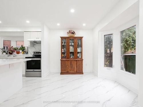 433 Tailfeather Cres, Mississauga, ON - Indoor Photo Showing Kitchen