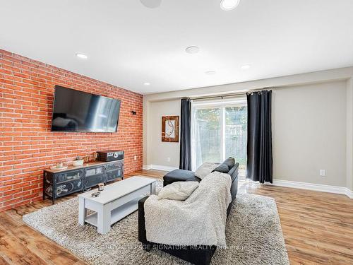 9-293 Limeridge Rd W, Hamilton, ON - Indoor Photo Showing Living Room