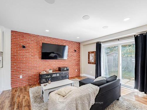 9-293 Limeridge Rd W, Hamilton, ON - Indoor Photo Showing Living Room