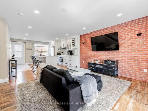 9-293 Limeridge Rd W, Hamilton, ON - Indoor Photo Showing Living Room