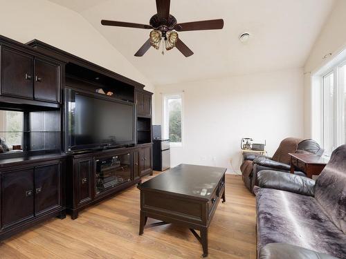 Salle familiale - 65 Rue Des Brises, Saint-Clet, QC - Indoor Photo Showing Living Room