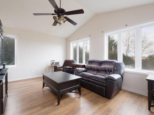 Salle familiale - 65 Rue Des Brises, Saint-Clet, QC - Indoor Photo Showing Living Room