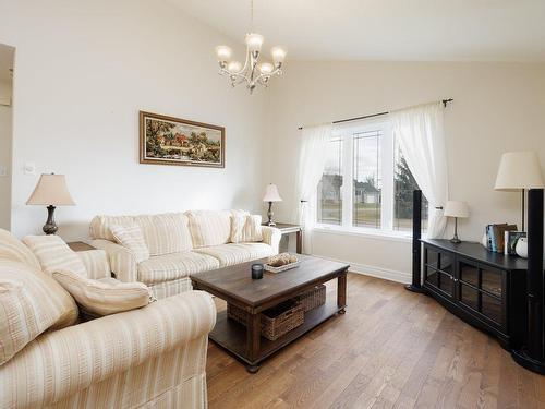 Salon - 65 Rue Des Brises, Saint-Clet, QC - Indoor Photo Showing Living Room