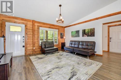 40 Mountney Road, Hastings Highlands, ON - Indoor Photo Showing Living Room