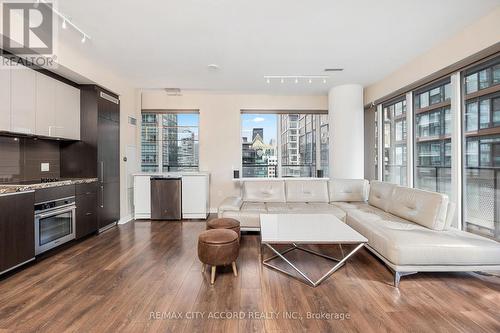 3702 - 115 Blue Jays Way, Toronto, ON - Indoor Photo Showing Living Room