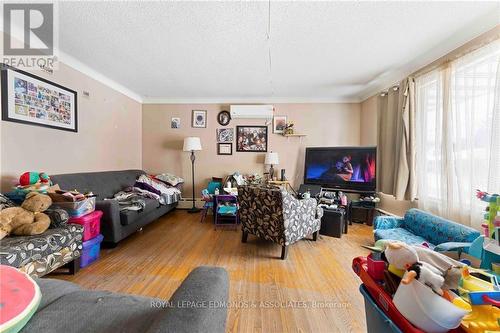 466 Draper Street, Pembroke, ON - Indoor Photo Showing Living Room