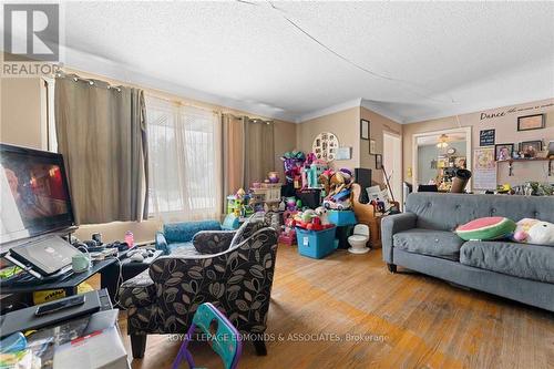 466 Draper Street, Pembroke, ON - Indoor Photo Showing Living Room