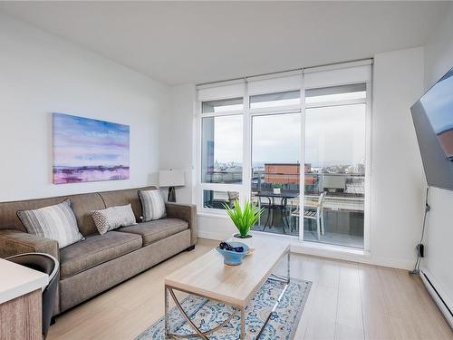 910-728 Yates St, Victoria, BC - Indoor Photo Showing Living Room