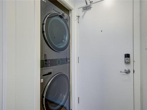 910-728 Yates St, Victoria, BC - Indoor Photo Showing Laundry Room