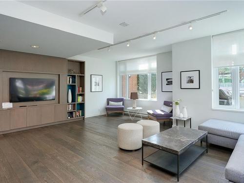 910-728 Yates St, Victoria, BC - Indoor Photo Showing Living Room