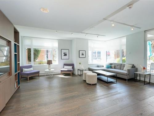 910-728 Yates St, Victoria, BC - Indoor Photo Showing Living Room