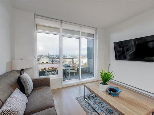 910-728 Yates St, Victoria, BC - Indoor Photo Showing Living Room