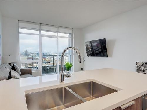 910-728 Yates St, Victoria, BC - Indoor Photo Showing Kitchen With Double Sink