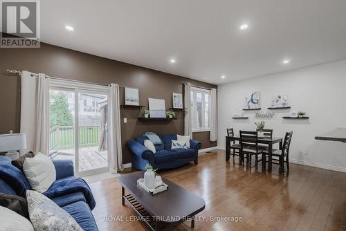 711 Springwood Crescent, London, ON - Indoor Photo Showing Living Room